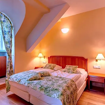 Schloss 4* 吕本瑙